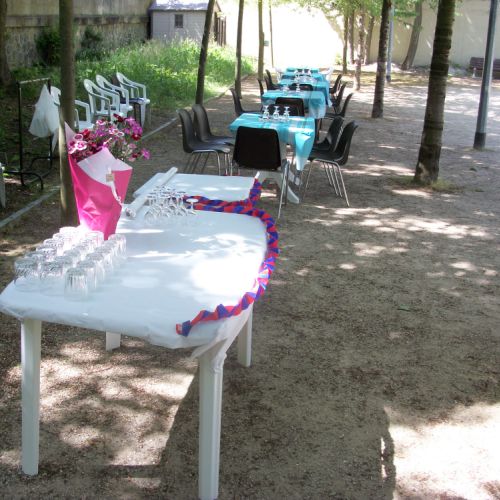 Les tables sont prêtes et attendent les convives et les victuailles.