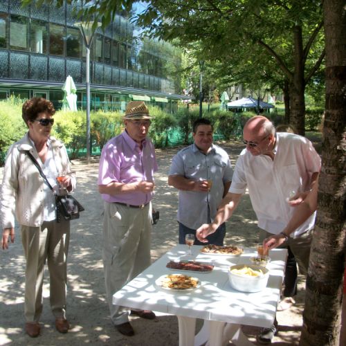 Michel pris sur le fait en train de piquer une tranche de saucisson.
