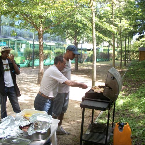 Michel et Steve ont démarré le BBQ sous l'oeil attentif de Jocelin.