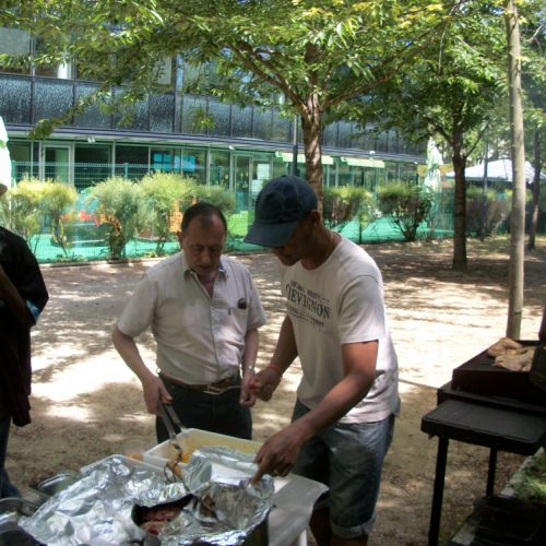 Les mêmes en plein travail.