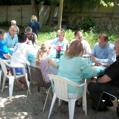 Une table où le sourire est de rigueur.