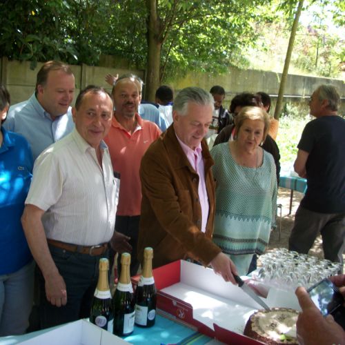 Monsieur le Maire entame le gâteau.