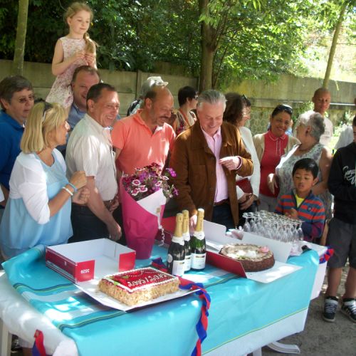 Patrice prend la suite à la découpe de gâteau.