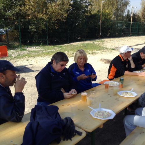 En attendant le repas en compagnie de l'ACBB, Isabelle et Cathy s'échangent des dates d'anniversaire tandis que Pat finit son apéro. Michel, très séreux est au Perrier.