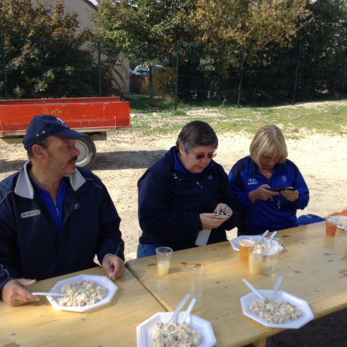 La salade piémontaise est arrivée. Ces dames sont toujours aussi absorbées. Le menu : salade piémontaise, mergez / lard et frites, salade et fromage et part de tarte aux pommes (maousse). On était calé. PCG devait l'être plus que nous, car on les a battu l'après-midi.