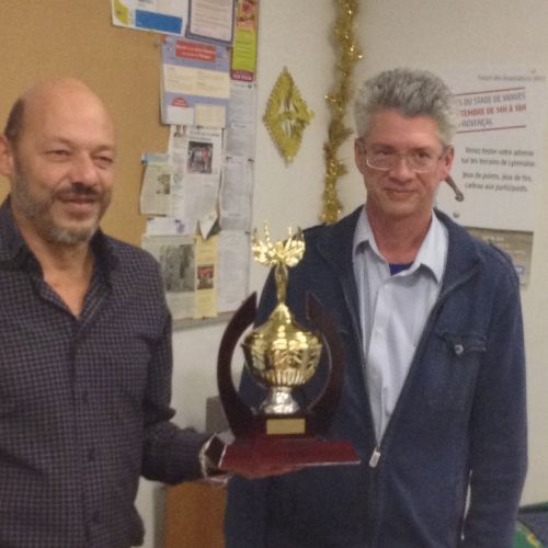 Patrice reçoit des mains d'Eric la coupe du challenge Lapeyronie en tête-à-tête du 8 mars.