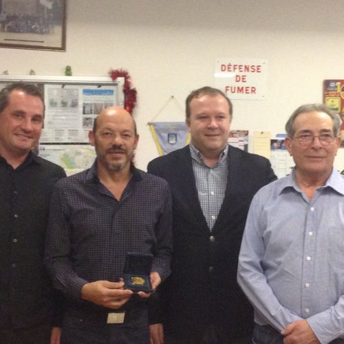 Et pour clôre brillamment la distribution des prix, Patrice reçoit la médaille d'or pour 30 ans passés à la section Pétanque.