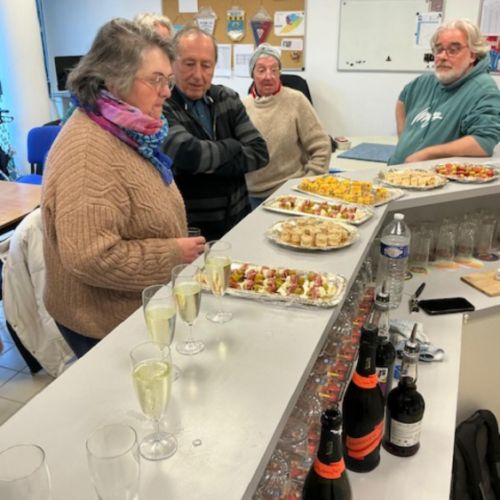 Bruno fête son anniversaire. Le buffet est prêt.