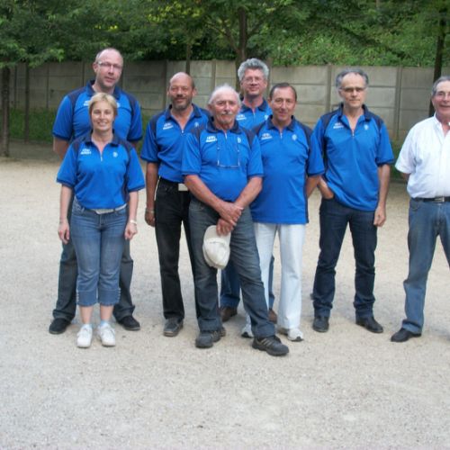 L'équipe de Vanves avec son président.