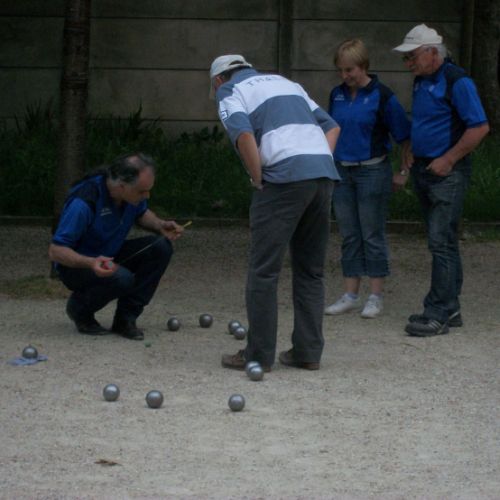 Dominique Champier mesure un point litigieux.