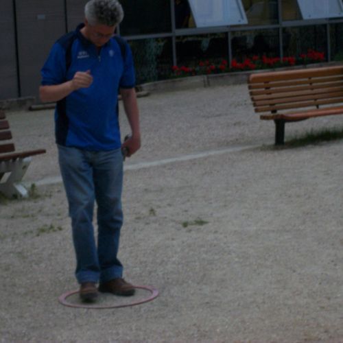 Eric se prépare à pointer en doublette.