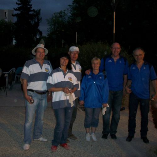 Deux triplettes de Vanves et Chatillon à l'issue de leur rencontre.