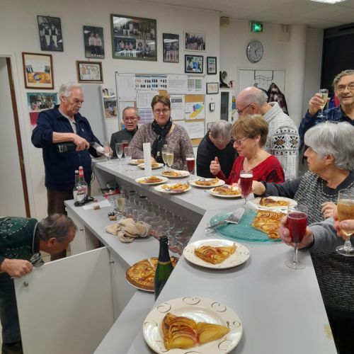 Robert verse le crémant d'alsace pour accompagner les 3 tartes aux pommes (des Royal Gala) faites par Jean-Yves.