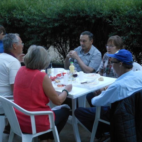 Une soirée, le 3 juillet. Gilbert attentif au discours de Hervé. J.J. dubitatif.