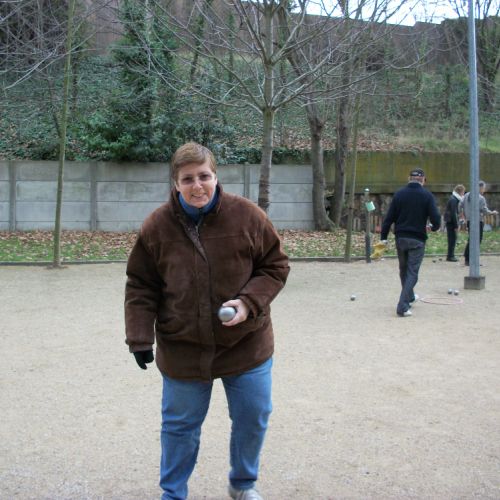 Isabelle, une boule à la main. Mais où sont passées les deux autres ?