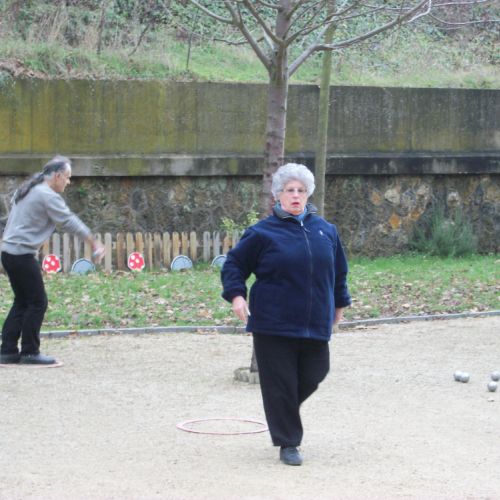 Françoise au premier plan et Dominique et Annie en tête à tête.