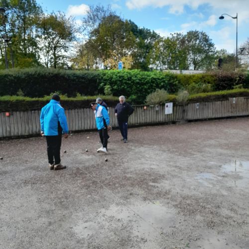 La doublette Patrice et Pascal. Asnières réfléchit. avant d'aller tirer sur la boule de Pascal qui a fait un très beau point.