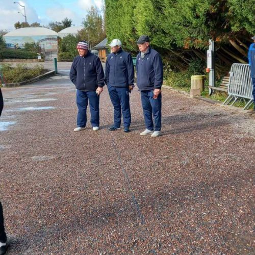 La triplette François, Cédric et Patrick. Ont perdu 10 à 13.