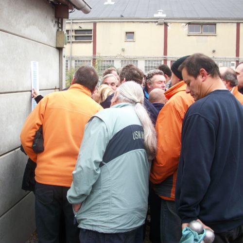 Les concurrents essaient de découvrir le tirage des doublettes et des rencontres. Avec Jacky de Malakoff en arrière plan.
