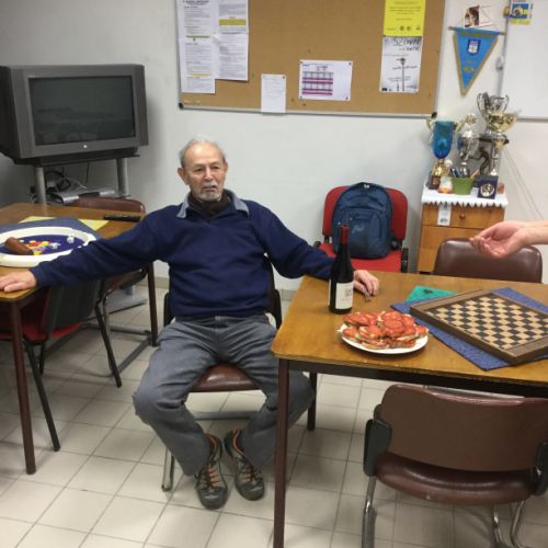 Robert est fin prêt avec la bouteille à portée de mains.