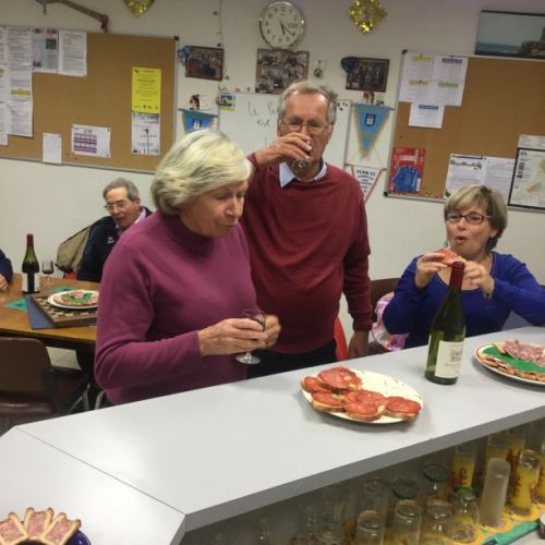 Hervé bien entouré par la gente féminine.