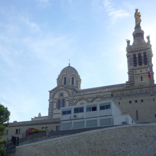 Notre Dame de la garde veille sur les pétanqueurs avec sa statue de 11,2 mètres de haut en cuivre doré à la feuille.