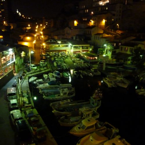 Chez FONFON avec la vue sur le port du vallon des Auffes.