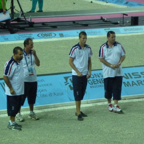 L'équipe de France (Dylan Rocher, Bruno Le Boursicot, Henri Lacroix) s'échauffe sous les yeux du coach Alain Bideau.