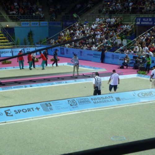 Dylan va tirer la boule thaïlandaise.