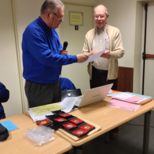 Daniel Floch remet le diplôme à Patrick Lemonnier.