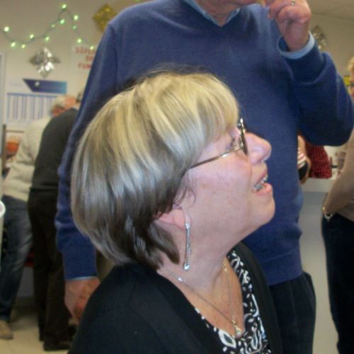 Hélène à l'ombre de Daniel.