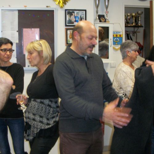 Puis-je vous aider à enfiler votre pardessus ?