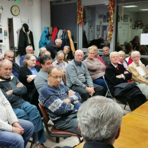 On patiente. Début à 18h.