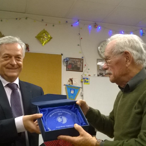Mr le Maire remet à Jean-Marie son trophée pour 30 ans d'adhésion au club.