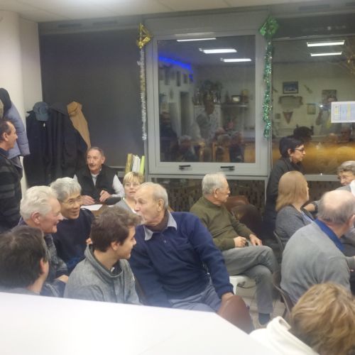 Une assemblée qui n'est pas encore studieuse.