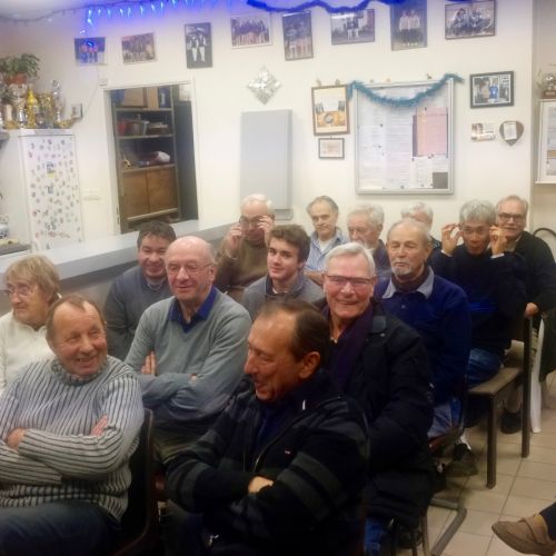 Une assemblée (suite) plutôt souriante.