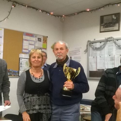 Robert, 1er au concours interne des Anciens à la mêlée, récompensé par Cathy.