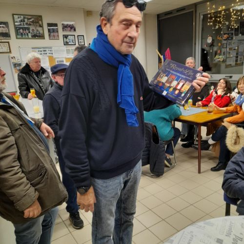 La Coupe de Noël : en triplettes à la mêlée (12 joueurs). Troisième : Richard avec sa boîte de chocolats parfumés aux différents alcools (rhum, whisky, etc).