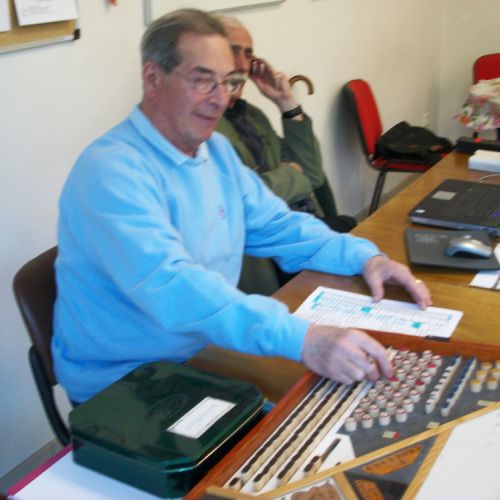 Jacques Thoine devant son pupitre de tirage.