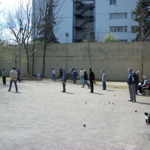 Echauffement avant le concours, à droite du terrain.