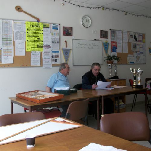 Jacques Thoine et Huet à la table d'inscriptions.