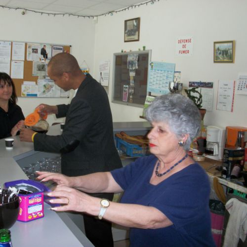 Steve et Françoise servent un petit café aux compétiteurs.
