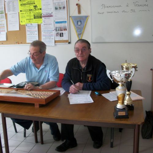 Jacques Thoine et Huet sont prêts pour la tenue de table du concours.