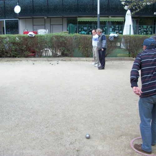 JJ Zeau arme le bras pour tirer la boule de Patrick qui a le point.