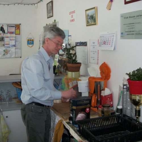 Eric prépare du café.