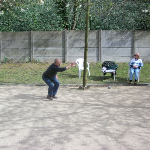 Robert au tir, sous les yeux de Monique.