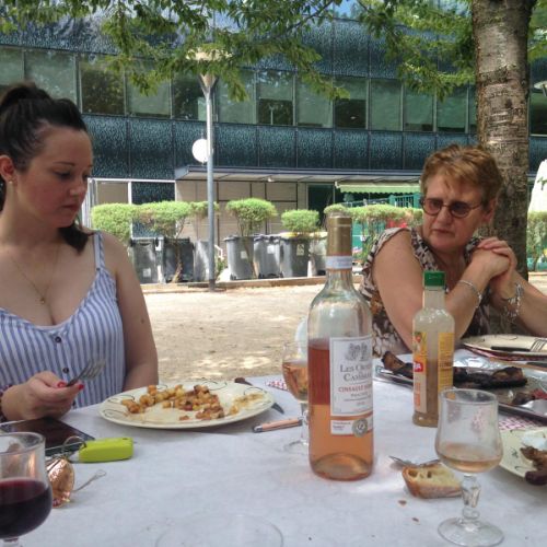 Céline : C'est quoi ce truc dans mon assiette ? Isabelle: C'est vrai ! C'est quoi ce truc dans ton assiette ?