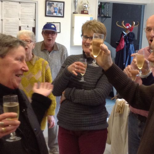 On lève son verre à la santé de Anita. Joyeux anniversaire !!