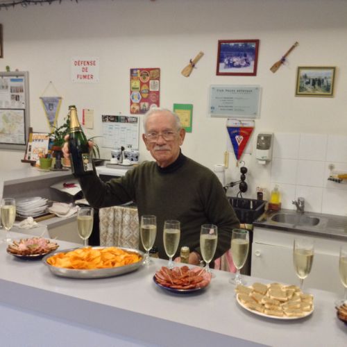 Jean marie a préparé le buffet et nous souhaite la bienvenue.