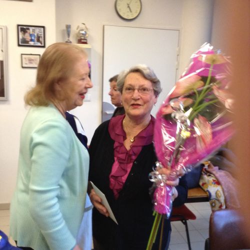 Charlotte en compagnie de Monique et présentant son bouquet de fleurs en soie.